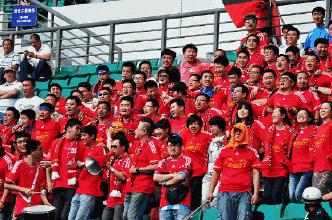 热点资讯：左边娜扎右边热巴和国足出线了上热搜