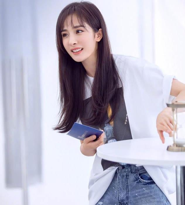 杨幂最近很火，一会是粉丝抵制嘉行，一会是官媒发文诈捐