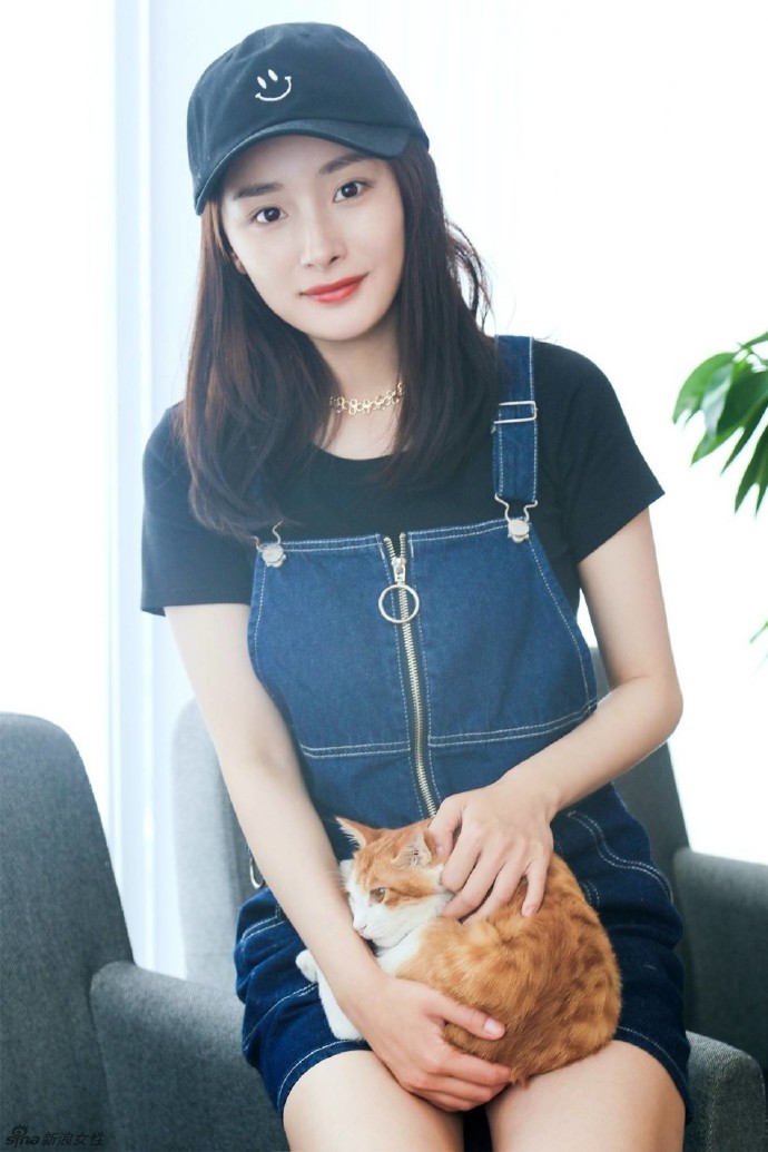 杨幂最近很火，一会是粉丝抵制嘉行，一会是官媒发文诈捐