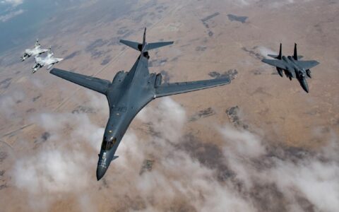 B1b轰炸机是个纸老虎，S-400防空导弹虽然打不到，但它就是活靶子