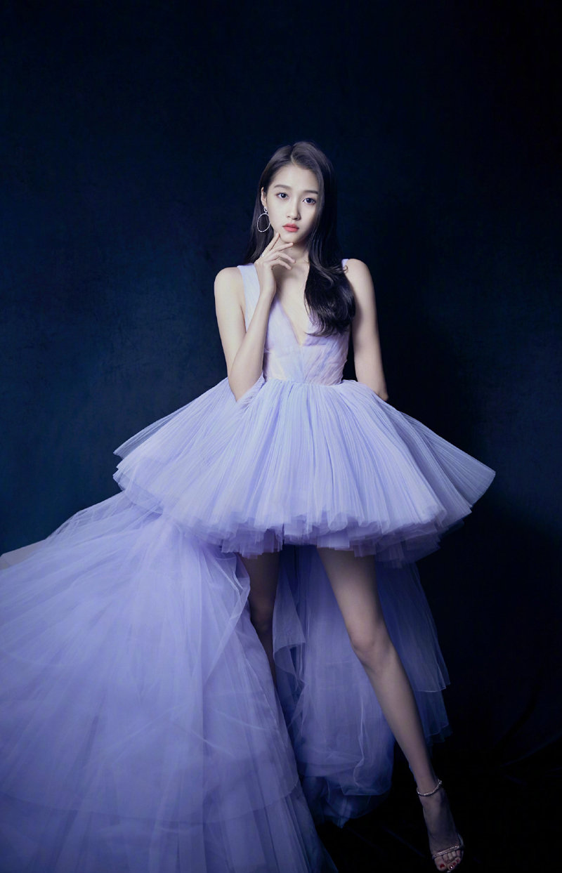 迪丽热巴婚纱造型热度刚稍稍退却，关晓彤婚纱造型又成热搜