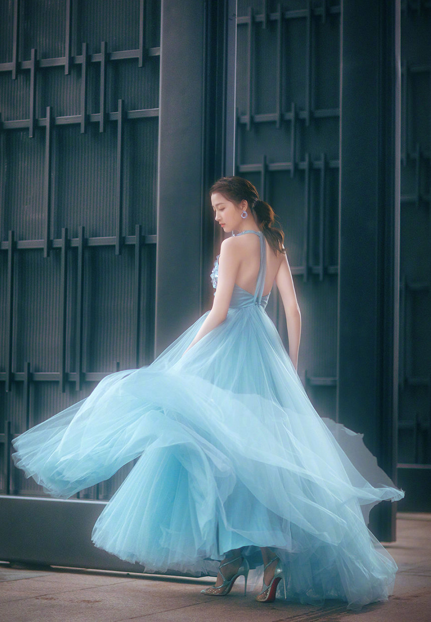 迪丽热巴婚纱造型热度刚稍稍退却，关晓彤婚纱造型又成热搜