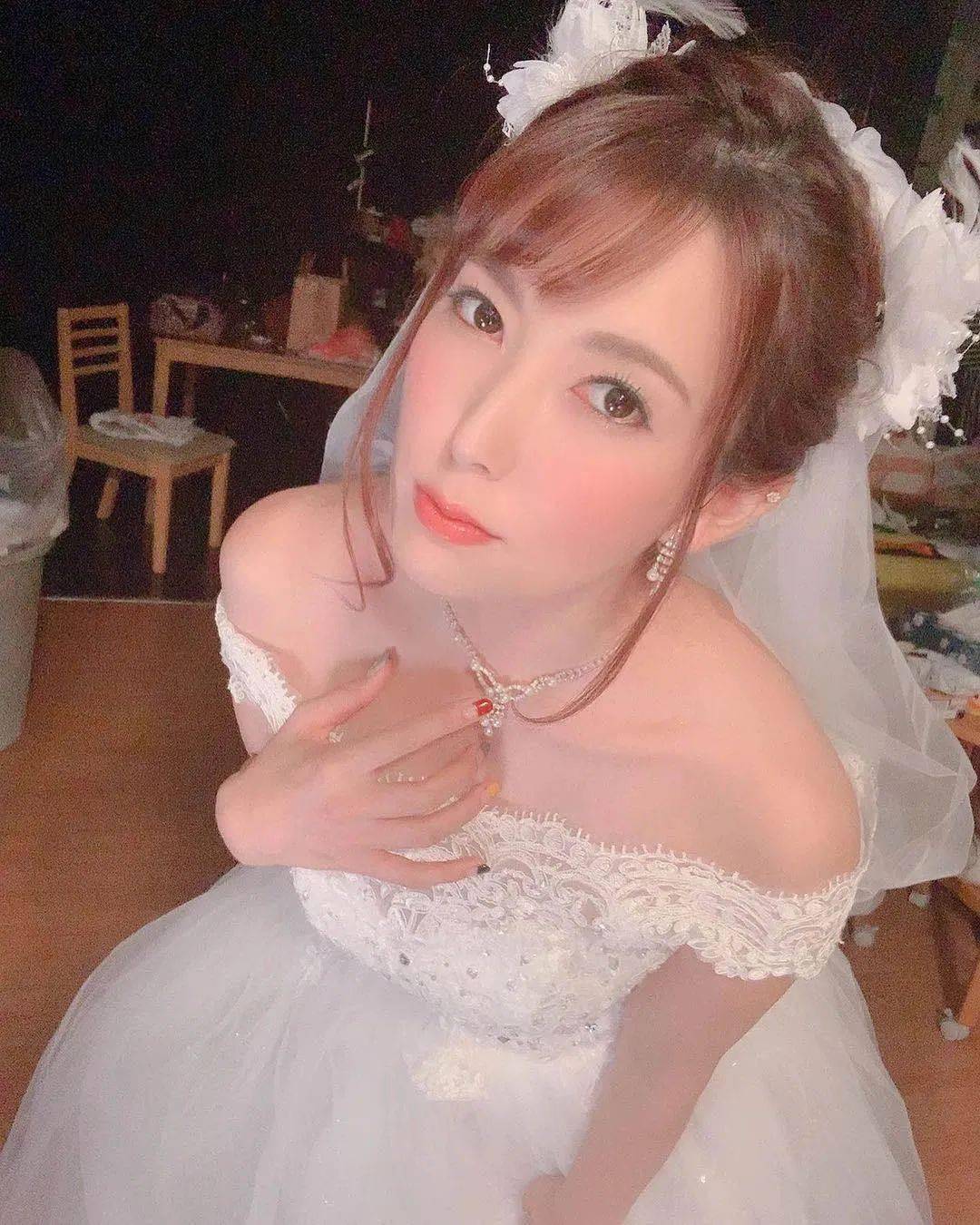 她的热度依然很高，据说仅次于某泽明步