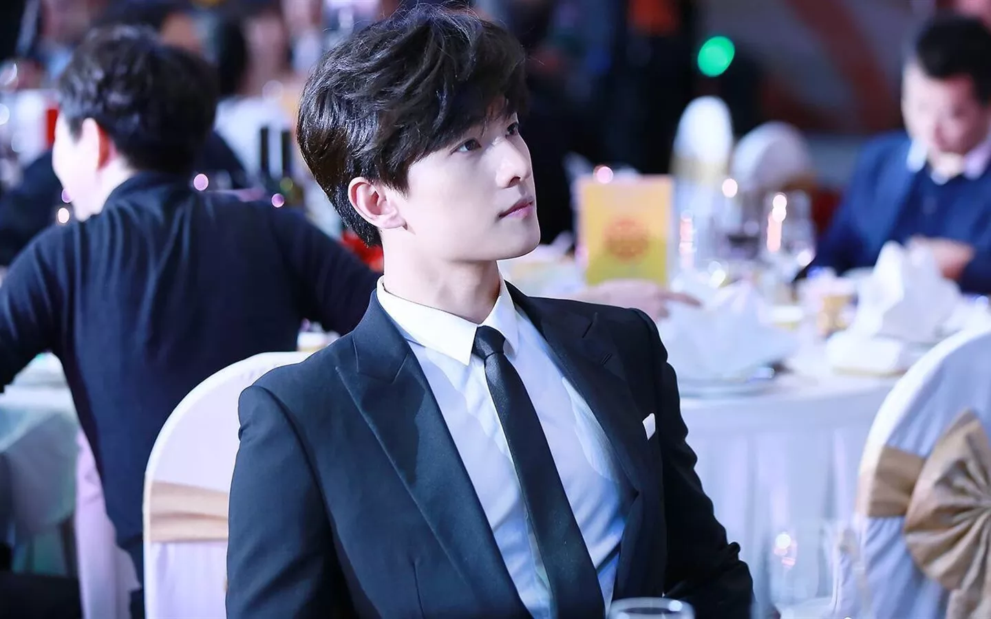 男士西服套装是选西装定制还是西装品牌