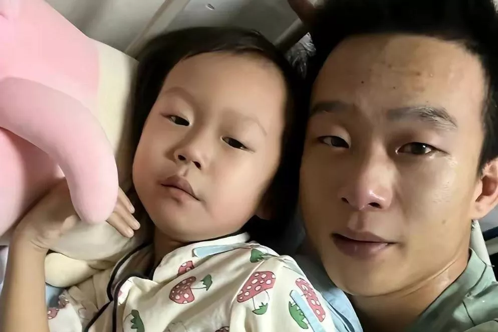 5岁抗癌宝贝毅玲走了，父亲一夜白头下架小黄车