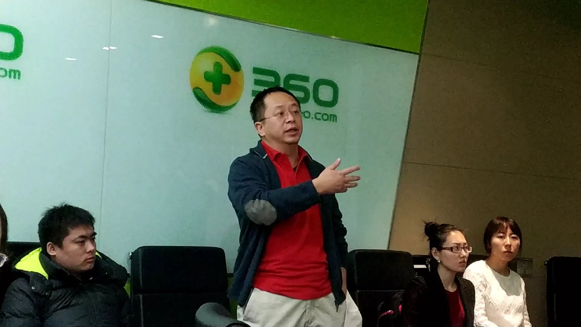 同是天涯落魄人,又何必再互相挤兑呢 同是天涯落魄人,又何必再互相挤兑呢