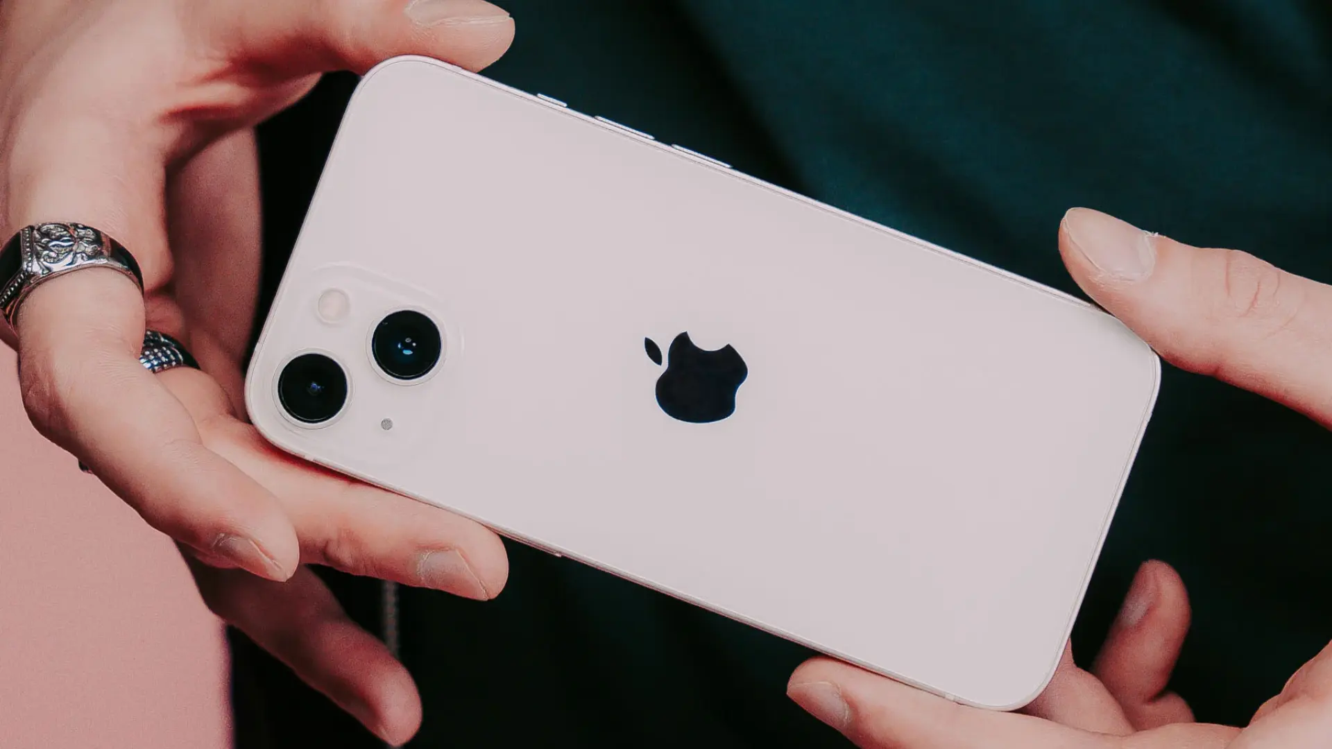 iPhone13 价格腰斩，电商平台单日销量暴涨10倍