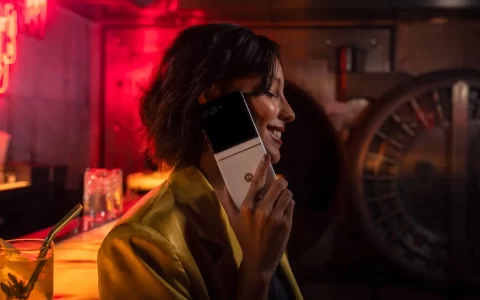 摩托罗拉推出AI新机！​​ Moto Razr 60 Ultra折叠屏手机
