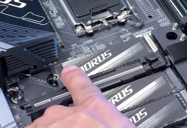 专为AI开发而生！技嘉AI TOP 500 TRX50台式电脑