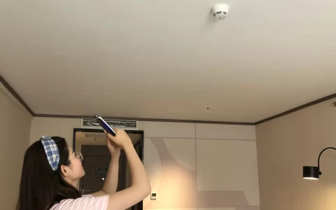 如何用手机检测针孔摄像头？手机查找隐藏摄像头的方法